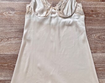 Vestido lencero con aros de satén y encaje color champán Angelique de Warner's, estilo vintage de los años 90, talla mediana.