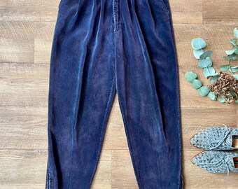 Pantalones de pana azul marino de talle alto y corte ajustado, estilo mom, de la marca Vintage Country Road, talla S.