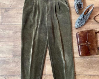 Pantalones de pana plisados color verde oliva de Vintage Country Road, talla S.