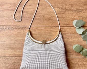 Bolso bandolera vintage blanco de malla metálica en forma de media luna con cadena de serpiente.