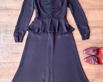 Vestido midi vintage de los años 70 de Crazy Cat, de crepé negro, con escote corazón y volantes, talla S.