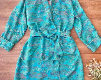 Bata de baño vintage de brocado de seda color verde azulado con estampado de paisaje chino de los años 70, talla mediana.