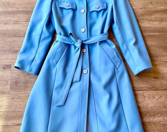 Gabardina Trevira azul vintage de los años 70 con cinturón, cuello tipo daga, talla M.