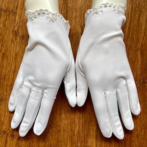 Vintage 1950s short gloves | white embroidered crop gloves | high tea luncheon accessories