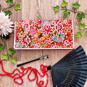 Cartera de mano estilo sobre de seda estilo chinoiserie vintage de los años 60 / cartera de noche rectangular de seda roja brillante con bordados florales orientales