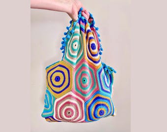 Bolso de mano hexagonal de ganchillo de algodón puro de colores con pompón, bolso de hombro de punto estilo boho.