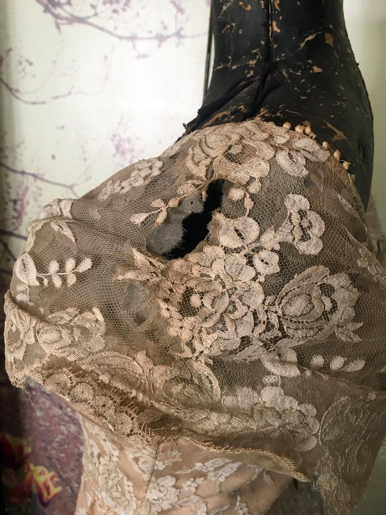 Exquisite 1930s SIMONE Ivory Lace Fishtail Frock Size S \u2013 Off The Shoulder Delight