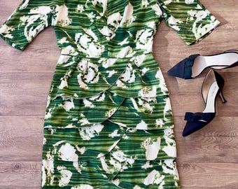 Vestido vintage de los años 50 con mangas murciélago, estampado floral verde y volantes, talla mediana.