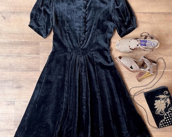 Vestido de corte A de terciopelo de rayón negro de los años 30 y 40, con mangas abullonadas y cintura tipo vasco, talla XXS.