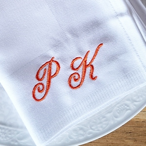 Serviette aus 100% Baumwolle mit Monogramm bestickt. Die Bestickung beinhaltet 2 Buchstaben.