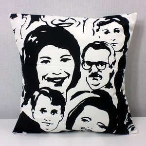 Könnte beinhalten: Schwarzes und weißes Kissen mit einem Design aus mehreren Gesichtern im Silhouettenstil.