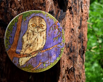 Kreisförmige Pyrographie-Eulen-Plakette aus Holz