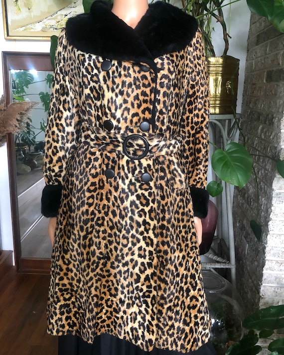 Beautiful leopard print coat - image 4