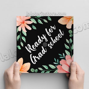 Class 2025 Topper Aanpasbare tekst Bloemen en bladeren Pastelkapje Afstuderen Print Card Stock Vinyl - 9,3" x 9,3"