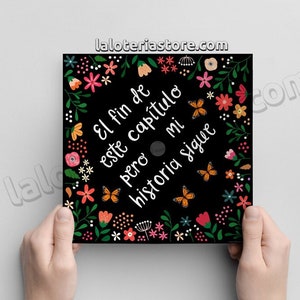 Topper de formatura da turma de 2025 com texto personalizado - Cartão de vinil com estampa de borboletas em cores quentes e florais latinas - 9,3" x 9,3"