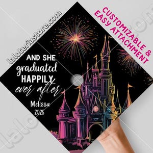 Elle a obtenu son diplôme, heureusement pour toujours - château magique - feux d'artifice - décoration de casquette de remise des diplômes - personnalisable - papier cartonné imprimé vinyle - promotion 2025