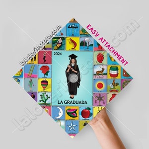 Clase 2025 La Graduada - Adorno para birrete de lotería de graduación, impresión en vinilo, cartulina de 9,3 x 9,3 pulgadas, impresión de bingo mexicano