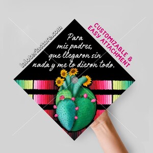 Class 2025 Topper Aanpasbare tekst Corazon de Nopal Cap Graduation Latino Latina Print Card Stock Vinyl - 9,3" x 9,3"