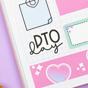 Op de afbeelding: Een roze en witte planner met stickers. De stickers bevatten een blauwe notitie, een hart, een ster en een tekstvak met de tekst "PTO day".