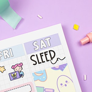 Puede incluir: Un planificador semanal con un diseño de cuadrícula y pegatinas coloridas. El planificador tiene los días de la semana etiquetados, incluyendo "FRI", "SAT" y "SUN". La casilla "SAT" tiene una pegatina que dice "SLEEP in".