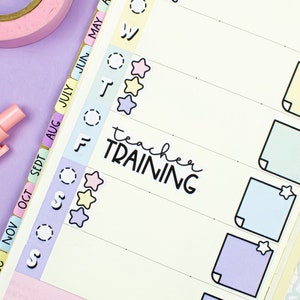 Op de afbeelding: Een plannerpagina met de tekst "Teacher Training" in zwart schrift. De pagina heeft kleurrijke maandtabs, sterstickers en pastelkleurige notitieblaadjes. Een roze pen en een rol plakband bevinden zich in de linkerbovenhoek, tegen een paarse achtergrond.