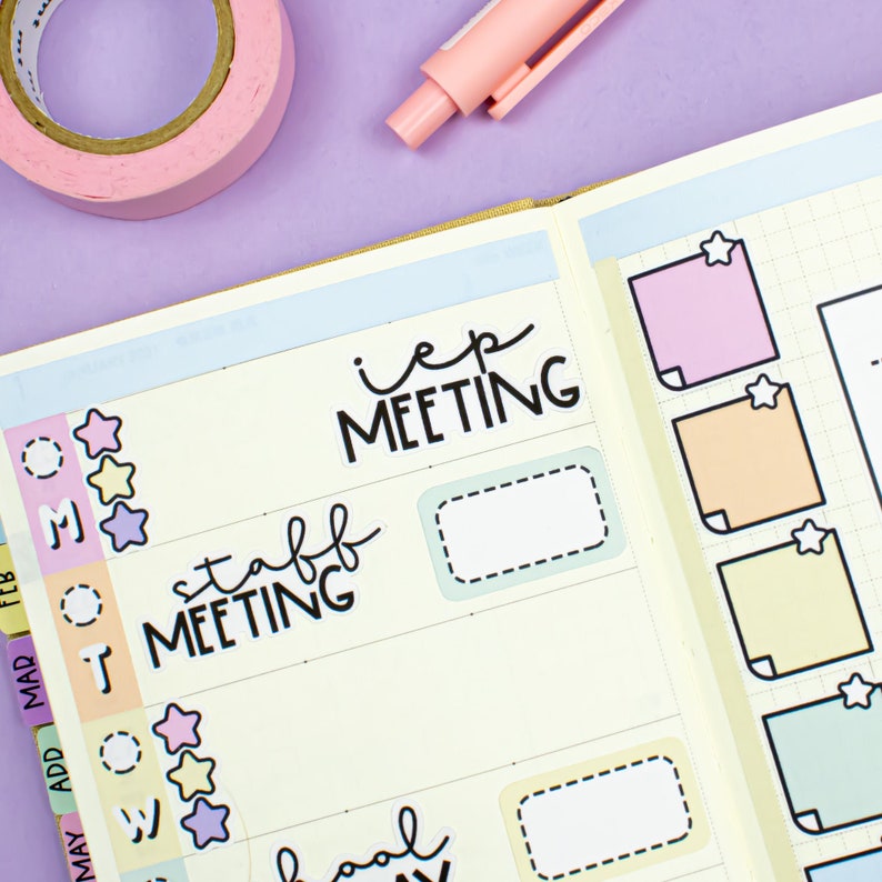 K&ouml;nnte beinhalten: Nahaufnahme eines Planers mit bunten Aufklebern und handschriftlichem Text. Die Aufkleber enthalten Sterne, Kreise und Rechtecke mit dem Text "staff meeting", "iep meeting" und "school".