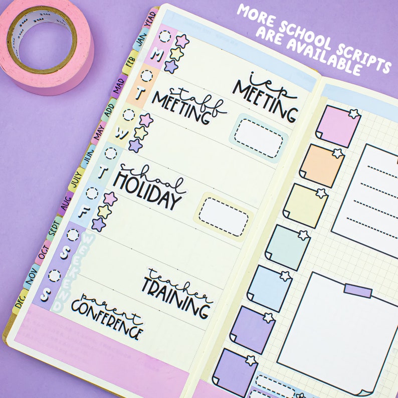 K&ouml;nnte beinhalten: Ein rosa-wei&szlig;er Planer mit einem Monatskalender und einer To-Do-Liste. Der Planer hat Aufkleber mit den Worten "Mitarbeitermeeting", "Schulferien", "Lehrerausbildung" und "Elternabend".