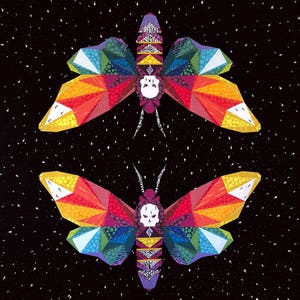 Puede incluir: Dos mariposas geométricas coloridas con detalles de calavera sobre un fondo negro con estrellas blancas.
