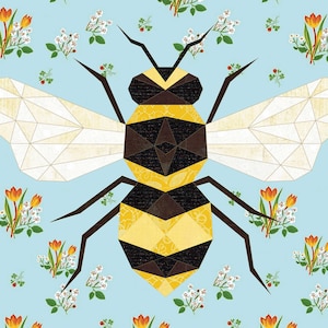 Puede incluir: Una ilustración geométrica de un abejorro con rayas amarillas y negras, sobre un fondo azul con un patrón repetitivo de flores blancas y tulipanes naranjas.