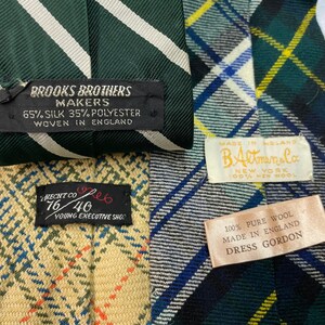 Pode incluir: Quatro gravatas com padr&otilde;es e etiquetas diferentes. As etiquetas incluem Brooks Brothers Makers, B. Altman & Co., Hecht Co. e Dress Gordon. As gravatas s&atilde;o feitas de seda, poli&eacute;ster e l&atilde;.