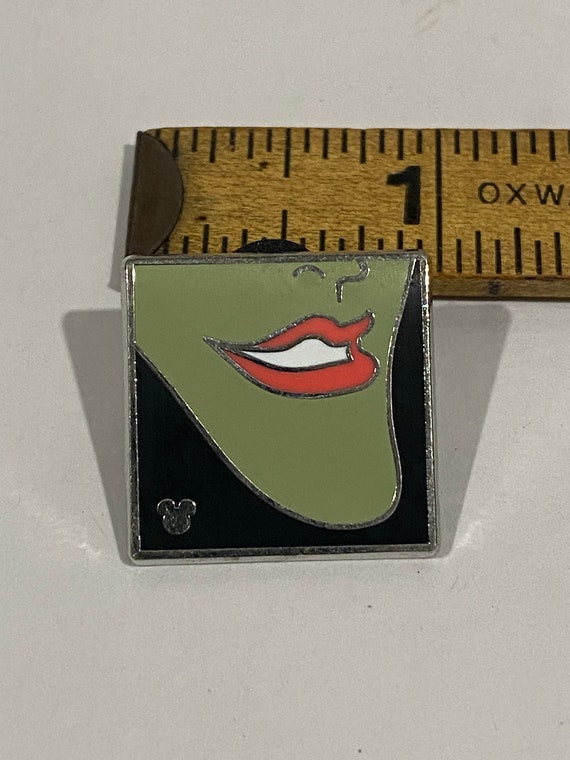 Disney villain chin grin Gem