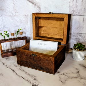 Reclaimed Wood Recipe Box / Family Recipe Box / 4x6 Recipe Cards / Farmhouse Recipe Holder / Mother's Day Gift / Wedding