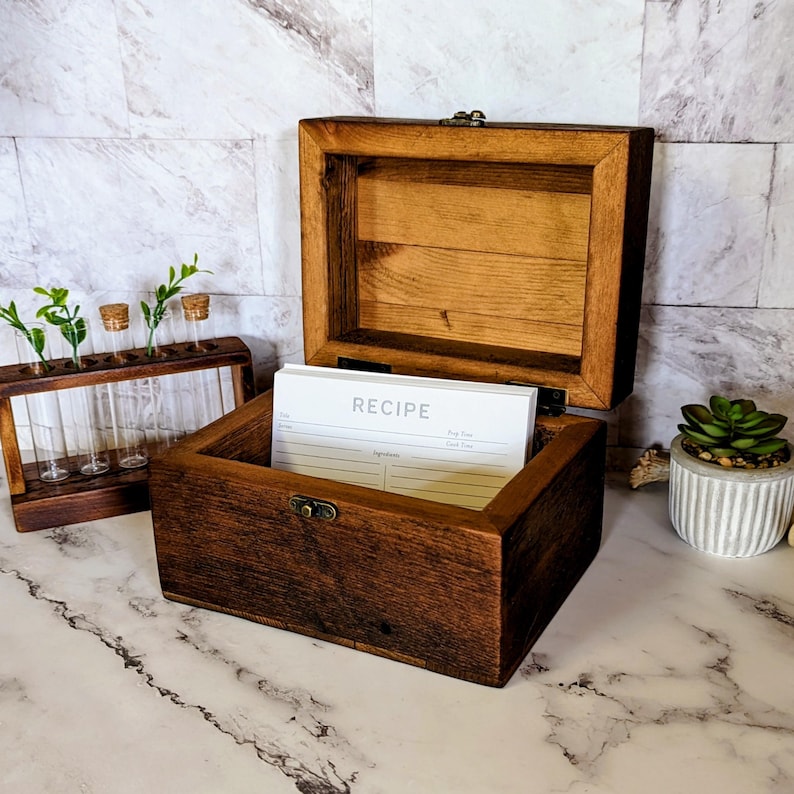 Reclaimed Wood Recipe Box / Family Recipe Box / 4x6 Recipe Cards / Farmhouse Recipe Holder / Mother's Day Gift / Wedding