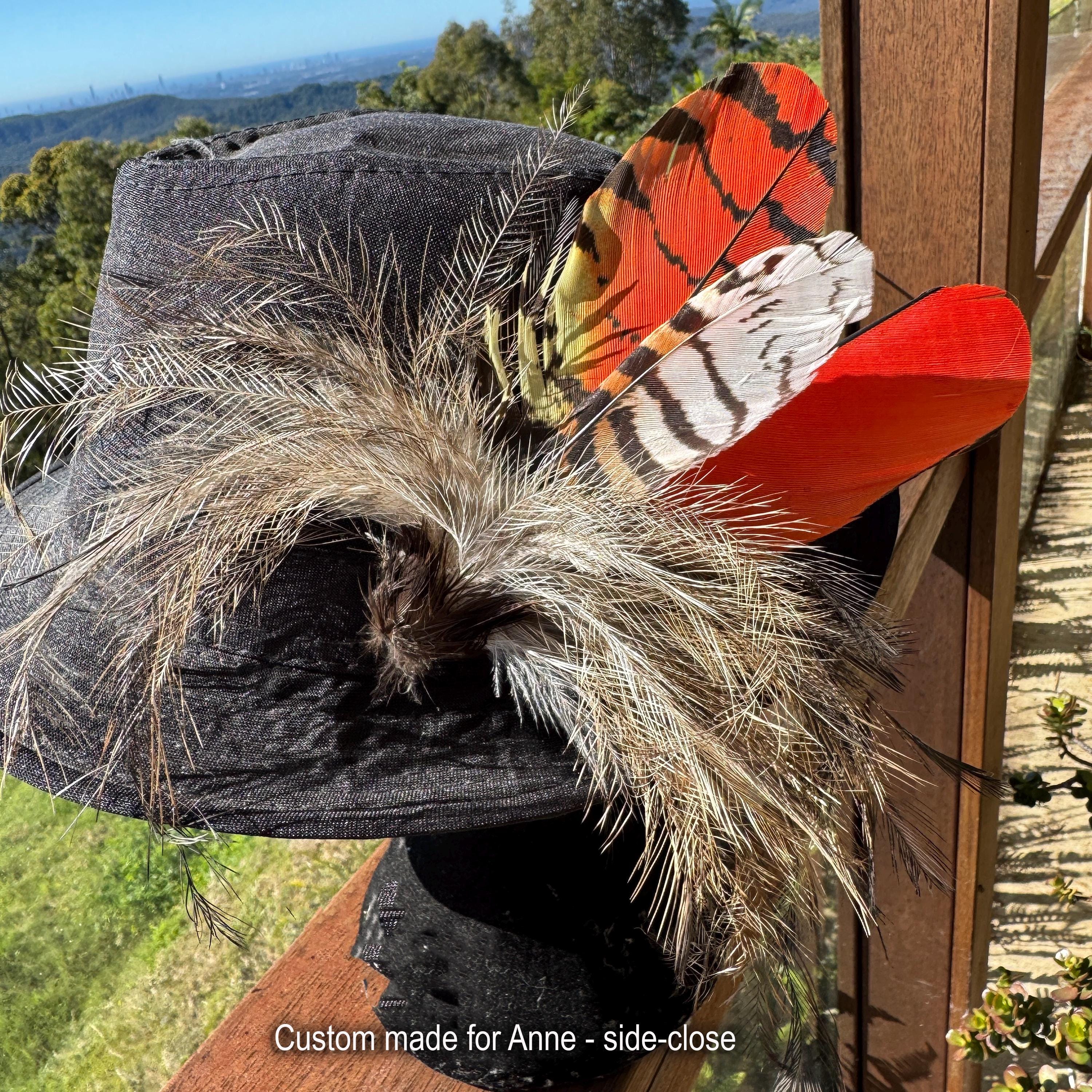 Spilla Da Cappello In Piuma Di Emu Fatta A Mano – Accessorio Personalizzato Per Cappello Akubra