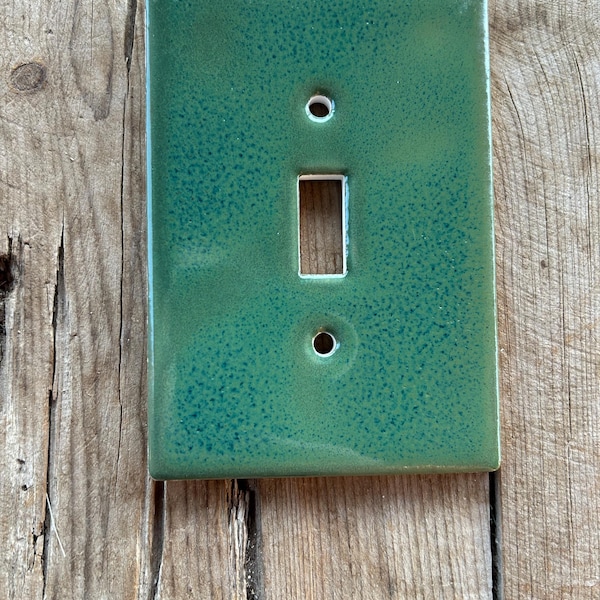 ¡NUEVO! Cascada verde sólida con toques azules, luz con tapa.