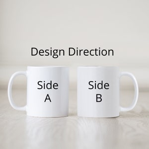 K&ouml;nnte beinhalten: Zwei wei&szlig;e Keramikbecher mit schwarzem Text. Der Becher links sagt "Side A" und der Becher rechts sagt "Side B".