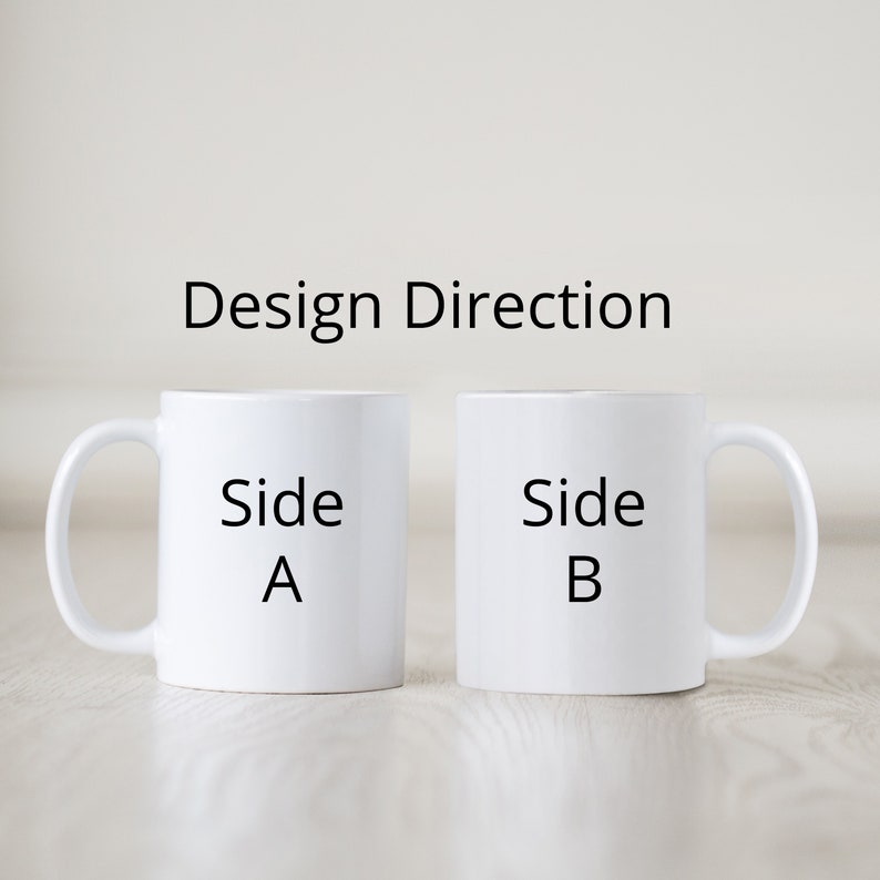 K&ouml;nnte beinhalten: Zwei wei&szlig;e Keramikbecher mit schwarzem Text. Der Becher links sagt "Side A" und der Becher rechts sagt "Side B".