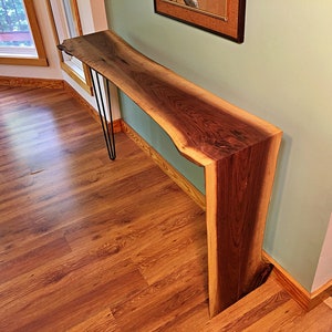 Table cascade personnalisée Live Edge en noyer noir avec touches de cuivre, table console Live Edge, table d'entrée Live Edge, table cascade en noyer,