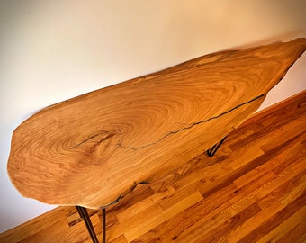 Tavolino da ingresso in ciliegio con bordo naturale e finitura epossidica blu scuro, tavolino da ingresso in legno con bordo naturale, tavolino da divano con bordo naturale, consolle in legno