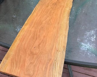 Tavolino da ingresso in ciliegio degli Appalachi con bordo naturale - Scegli le tue gambe!
