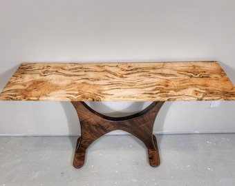 Mesa de entrada de arce ambrosía con nudos y base de nogal negro