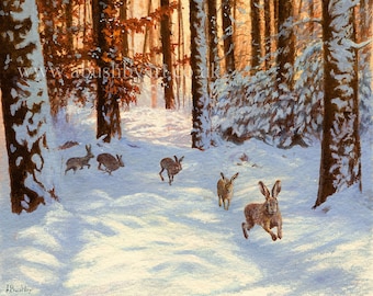 Puede incluir: Una pintura que representa una escena de bosque nevado con un grupo de liebres corriendo por los árboles. El sol brilla a través de los árboles, proyectando un cálido resplandor sobre la nieve. Las liebres son marrones y blancas, y corren en fila india.