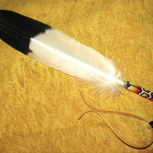 Corbata de plumas pintadas de nativos americanos: pluma de águila real con cuentas de semillas