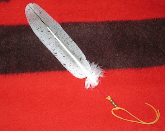 Handgeschilderde haarelastiekje met zeearendveren: Indiaanse stijl, textiel en messing