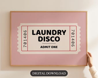 Op de afbeelding: Een ingelijste print met een roze achtergrond toont een ticketontwerp met de woorden "LAUNDRY DISCO" in vette zwarte letters. Het ticket bevat ook de tekst "ADMIT ONE" en de cijfers "701406". De woorden "DIGITALE DOWNLOAD" staan onderaan.