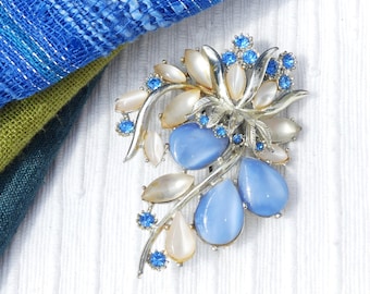 1960年代のヴィンテージ、ブルーとフロスティなクリーミーホワイトの