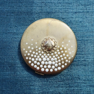 YARDLEY Bronze Powder Compact z motywem wypukłych trzmieli i białym emaliowanym pyłkiem wypukłym, w zestawie nowy puszek do pudru, rocznik 1940