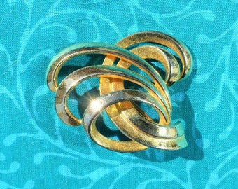 SPHINX Gold-tone Flourish of Ribbons Brooch, Design no. 9172, Vintage 1950s