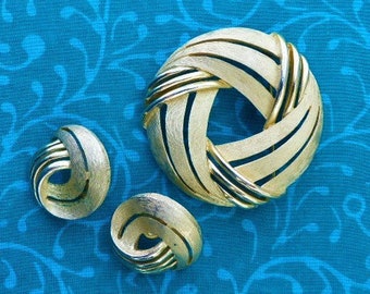 Broche circulaire CROWN TRIFARI et boucles d'oreilles clips assorties, Demi-parure, vintage années 1960