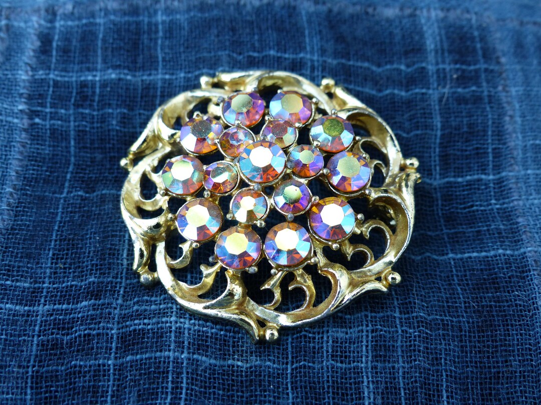 Spilla circolare vintage anni '50 color oro con strass arcobaleno